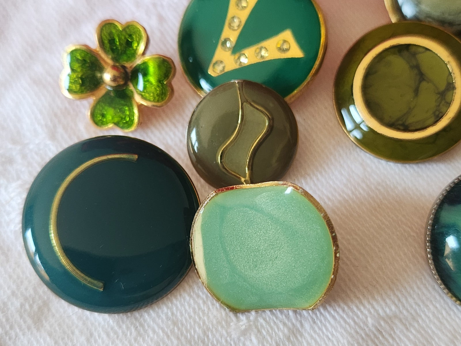 Lot 10 boutons vintage en métal vert panaché 1,6 à 2,2 cm ref 6057