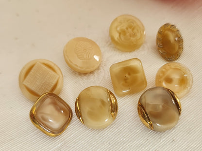 Lot 9 boutons anciens en verre beige / sable   panaché 1,1 à 1,4 cm ref 6346