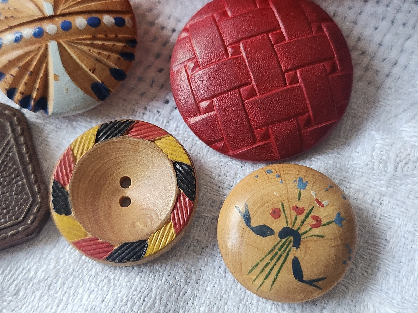Lot 5 boutons anciens en bois peint  2,1  cm à 3 cm  ref 5681