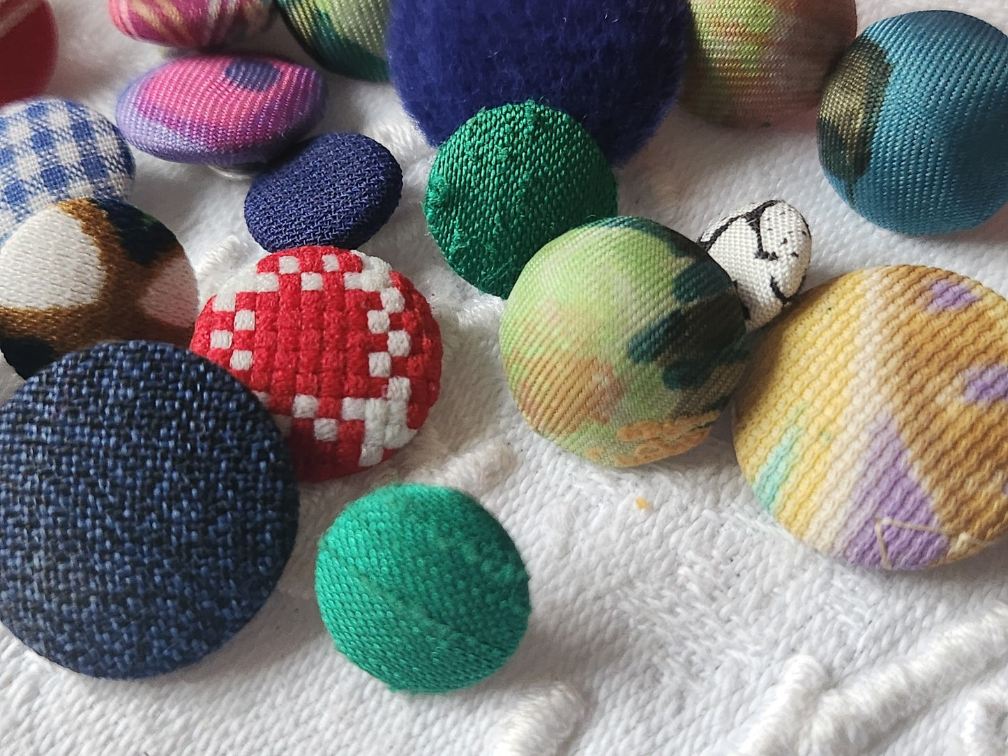 Lot 24 boutons anciens  tissu vintage panaché pied 1 à 2,6 cm ref 382