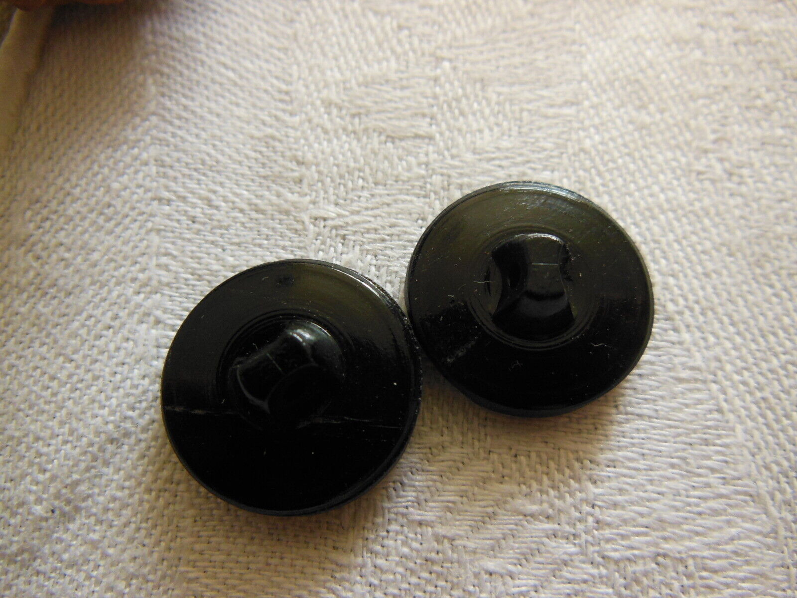 Duo boutons anciens en verre effet hématite gris foncé à pied 1,7 cm  D12T