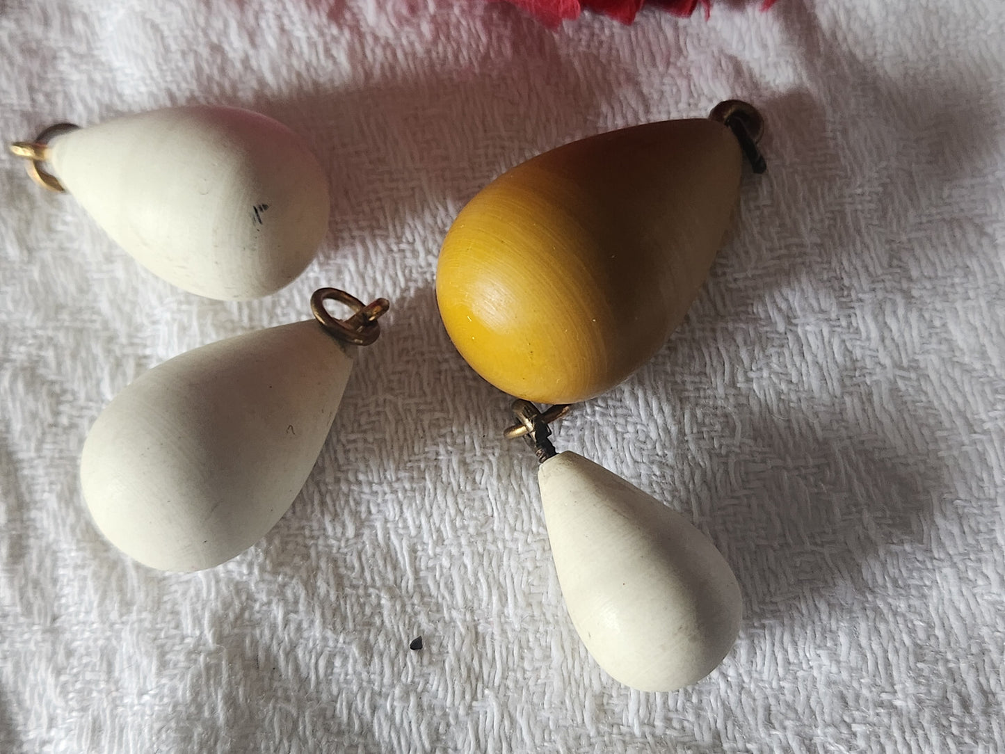 Lot 4 pendants anciens crème  ocre lourd vintage création bijoux ref 2408