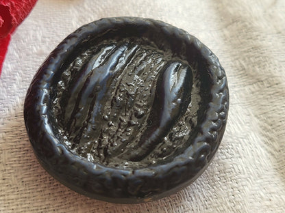 Gros bouton ancien ovale bleu noir texturé vintage 3,1 sur 3,4 cm D15P