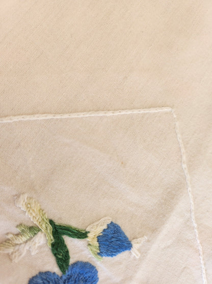 Long chemin de table ancien broderie bleue main 150 cm sur 52 cm B7