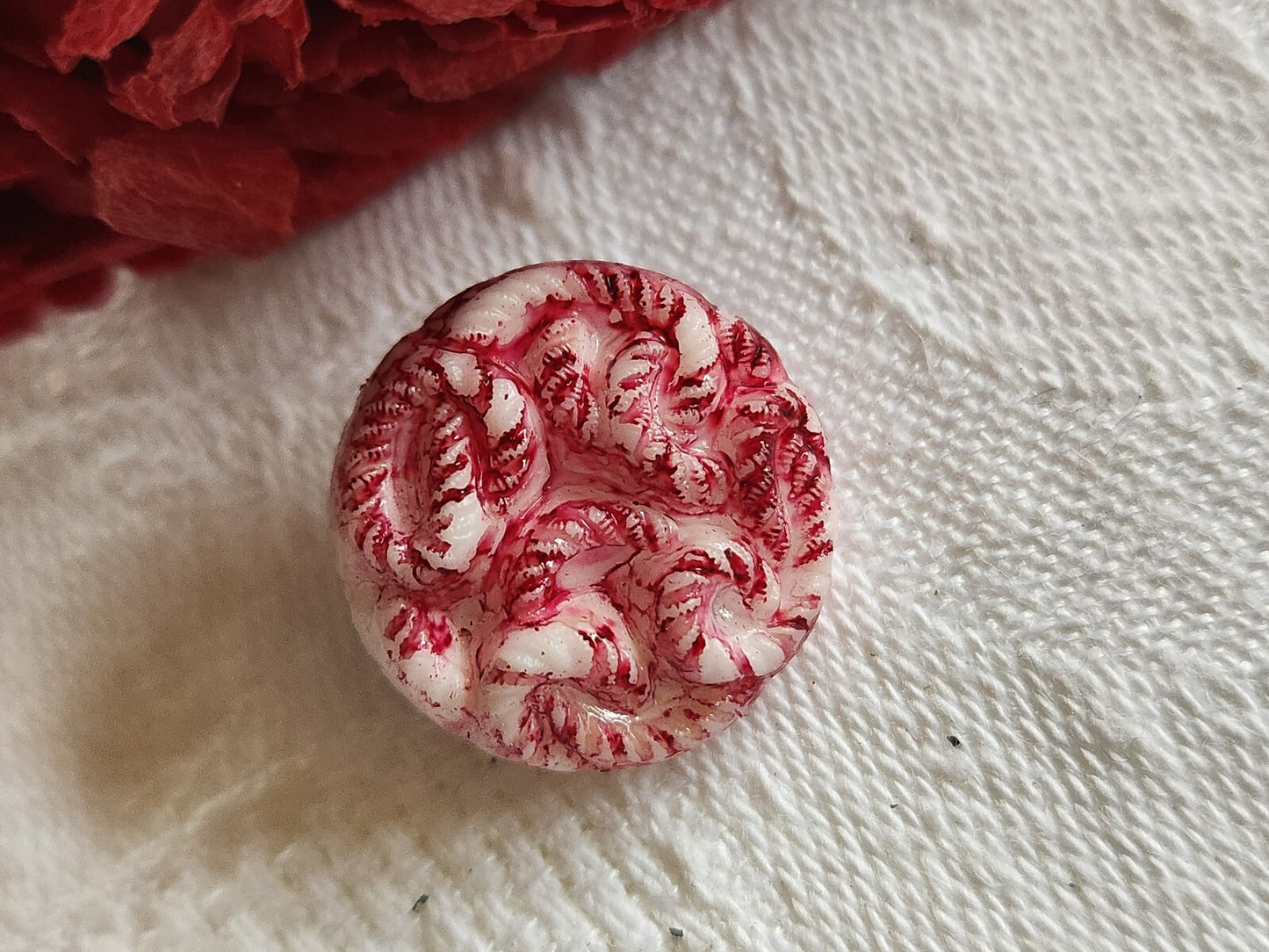Bouton vintage en verre motif relief blanc rose 1,7 cm G18A