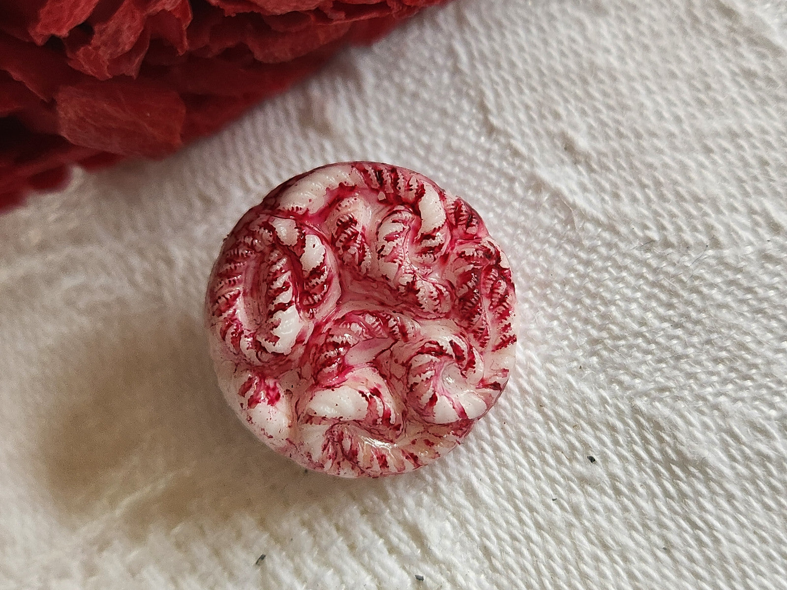 Bouton vintage en verre motif relief blanc rose 1,7 cm G18A