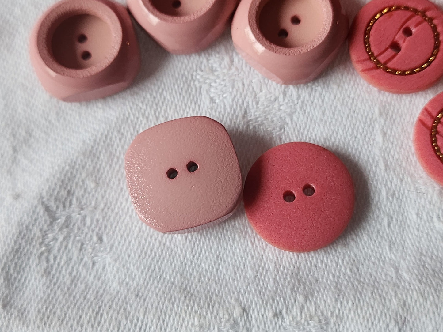 Lot 12 boutons vintage 2 séries tons rose  1,,8 cm ref 1111