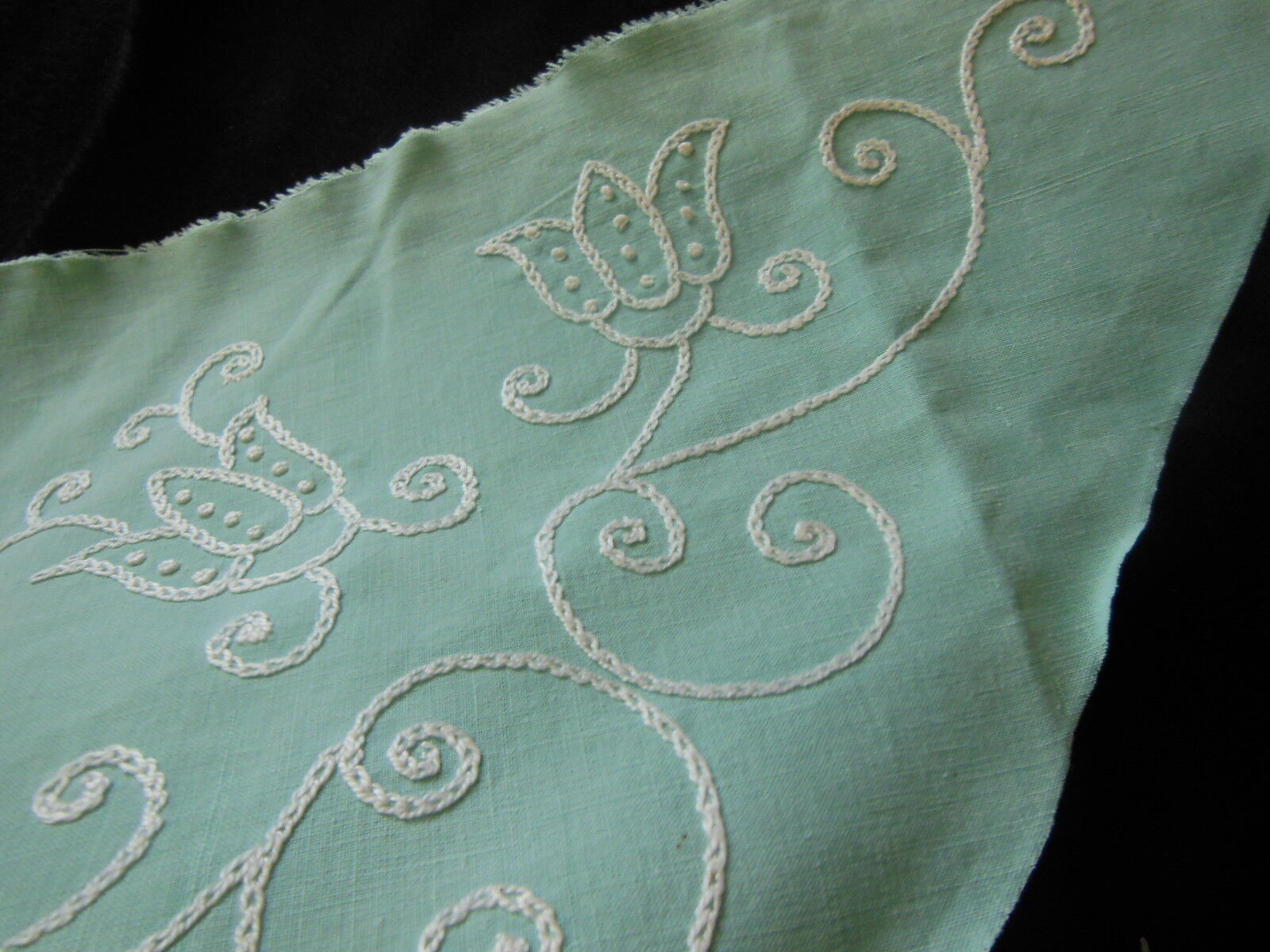 Longue broderie ancienne main vintage fond vert recup incrustation B7