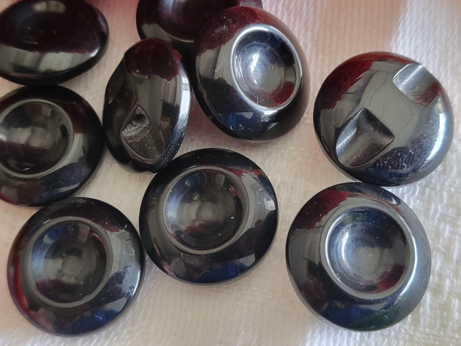 Lot 9 boutons vintage noir à pied travaillé diamètre 1,7 cm ref 1044