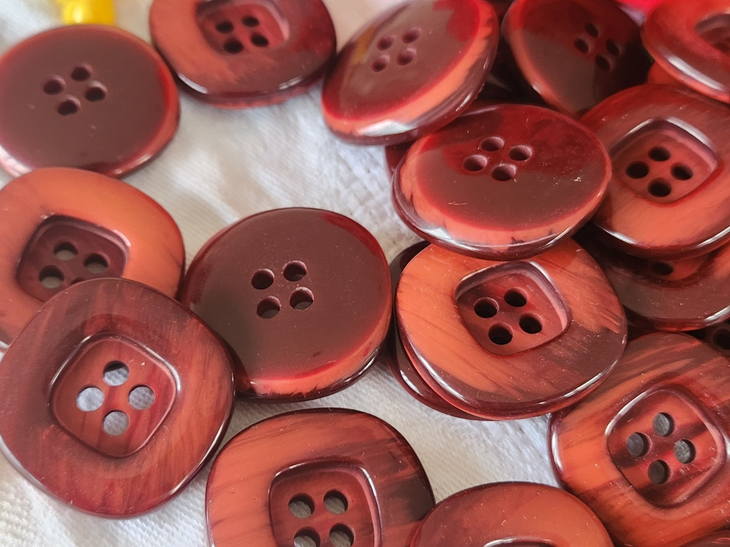 Lot 6 gros boutons vintage à trou reflet nacré rouge carré 2,8 cm ref 6408 **
