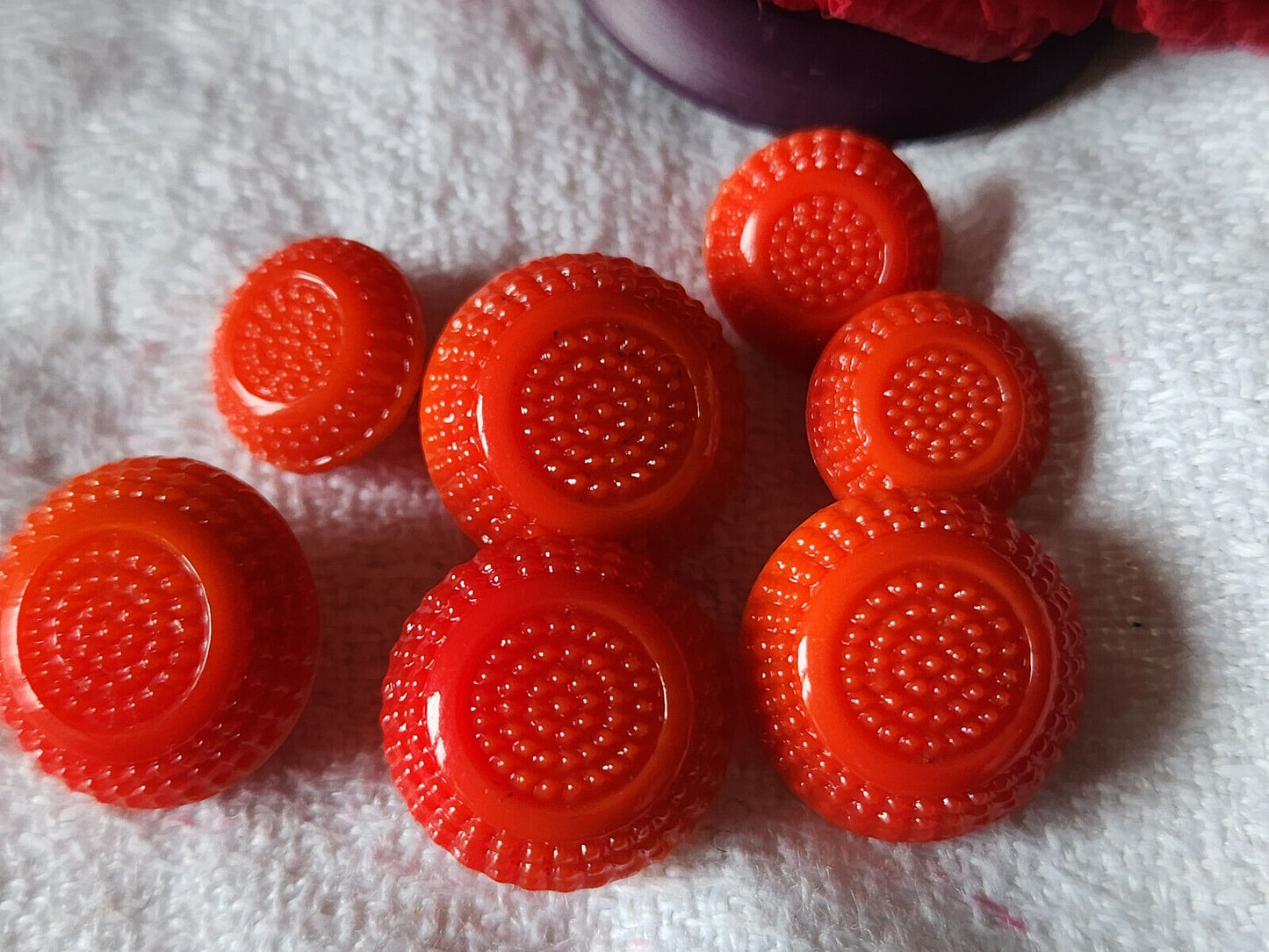 Lot  7 boutons anciens en verre orange rouge  1 cm et 1,3 cm ref 1845