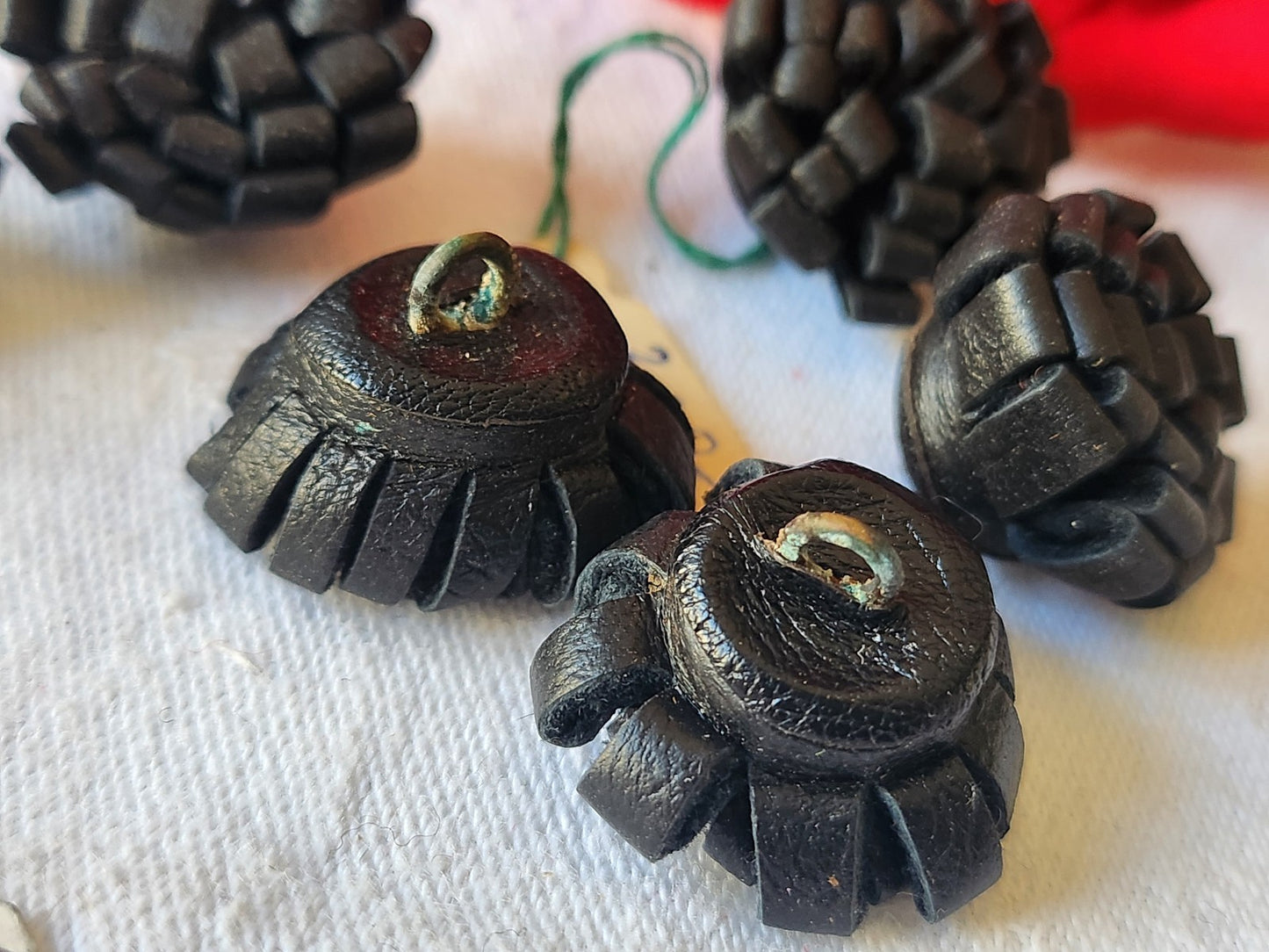 Lot 6 superbes boutons anciens en cuir parurier pied 2,3/2,4 cm ref 763