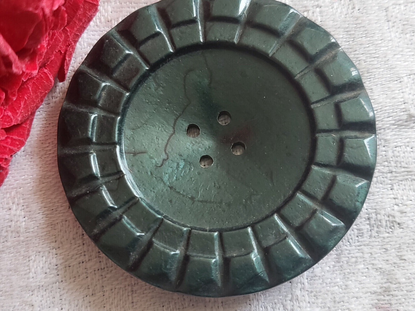 Gros bouton ancien XXL travaillé vert foncé 4,4 cm ref 2495