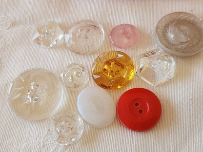 Lot 11 boutons anciens en verre à trous panaché 1,2 à 2,3 cm ref 6621