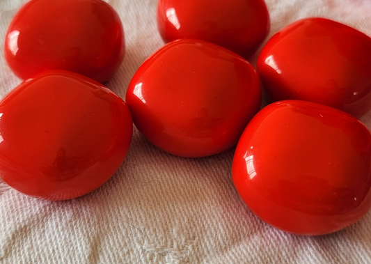 Lot 6 volumineux boutons rouge à pied 2,4 cm lourd superbe ref 5983 **