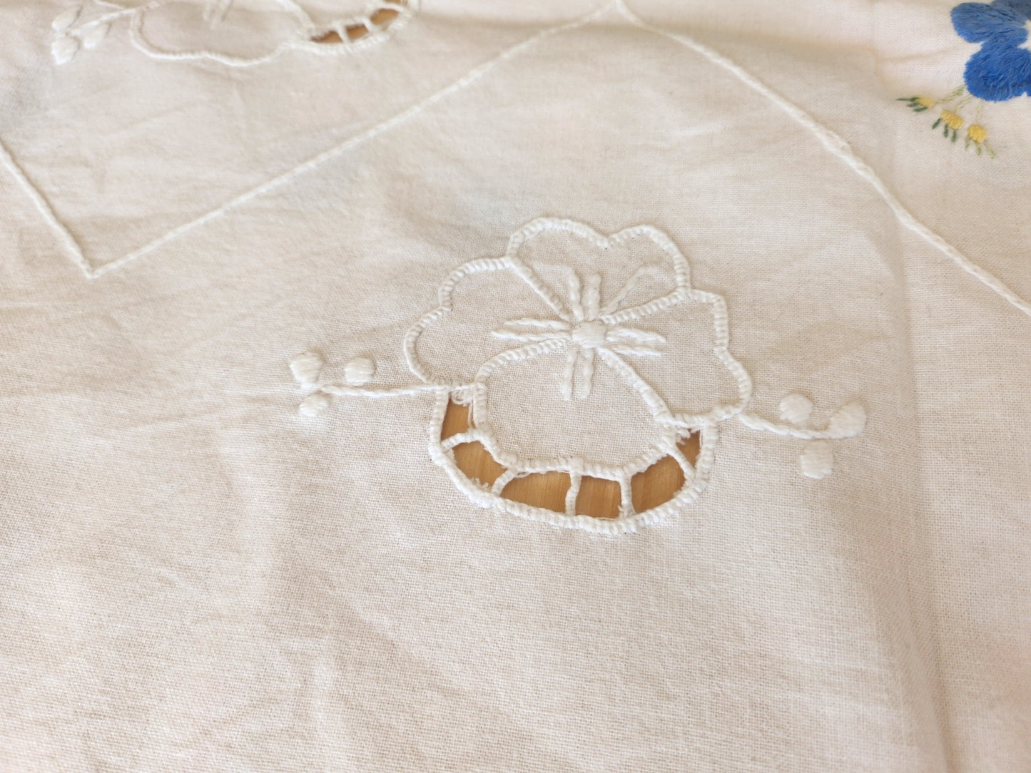 Long chemin de table ancien broderie bleue main 150 cm sur 52 cm B7