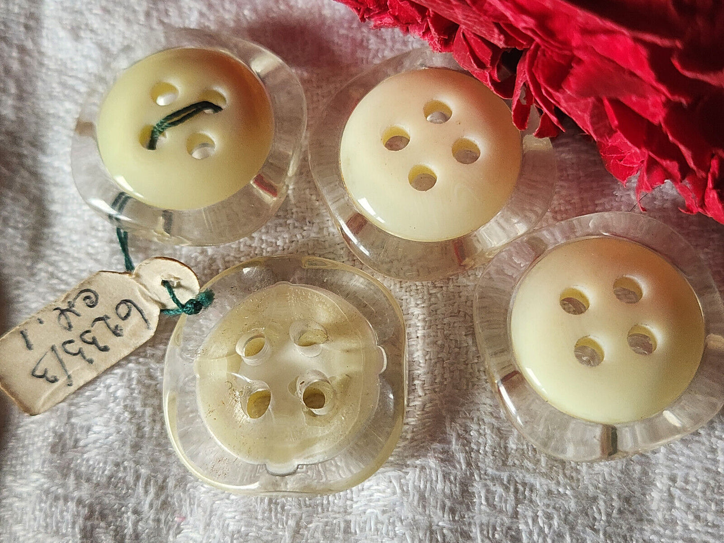 Lot 4 jolis boutons vintage transparent creme ondulé 2,3 cm ref 5748
