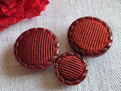 Trio boutons vintage rouge foncé cœur tissu 1,4 et 2,1 cm D11H