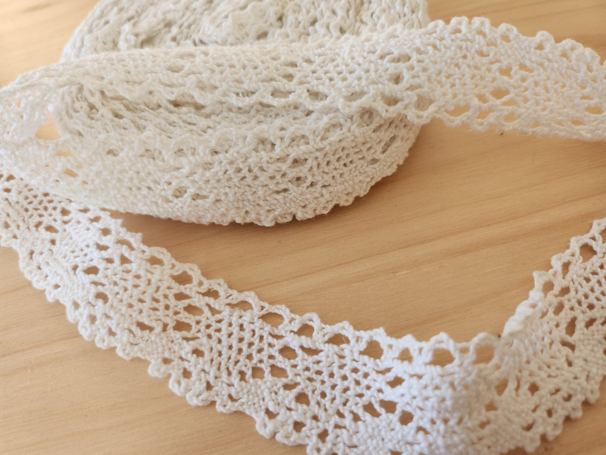 Dentelle ancienne coton grande longueur 8 mètres 60 sur 2,9 cm   T3-43