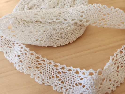 Dentelle ancienne coton grande longueur 8 mètres 60 sur 2,9 cm   T3-43