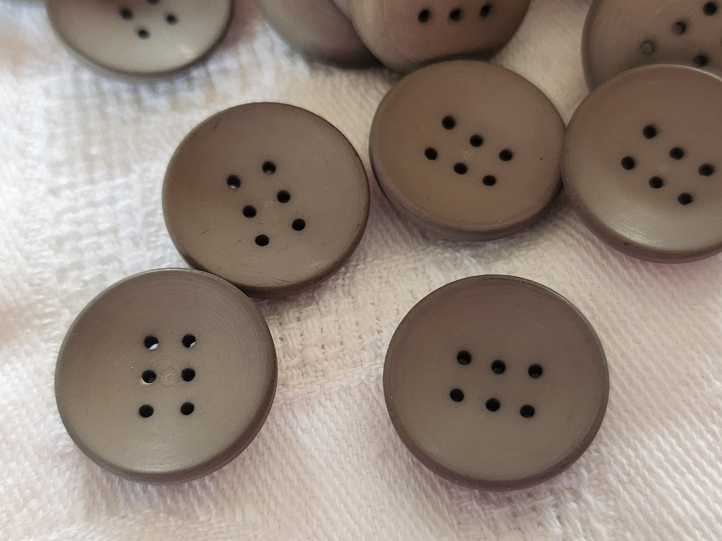 Lot 9 boutons vintage gris mat à 6 trous incurvé petits 1,7 cm ref 1923
