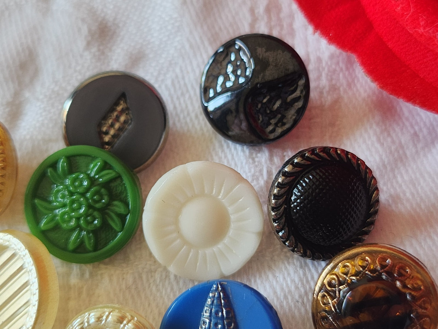 Lot 10 boutons anciens en verre multicolore  panaché 1,1 à 1,4 cm ref 6063