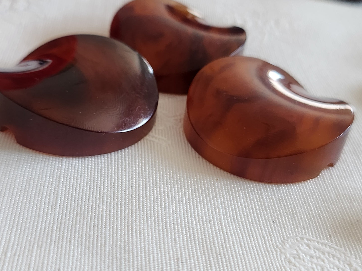 Trio gros boutons anciens ambrés ambrolite?  pied 3,4 cm ref 6220