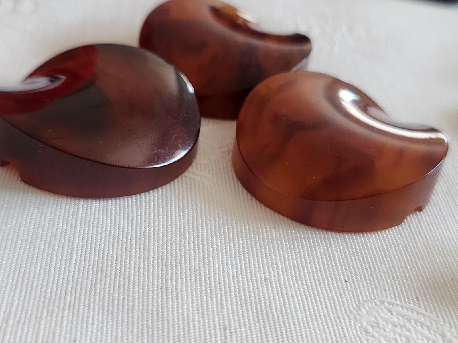 Trio gros boutons anciens ambrés ambrolite?  pied 3,4 cm ref 6220