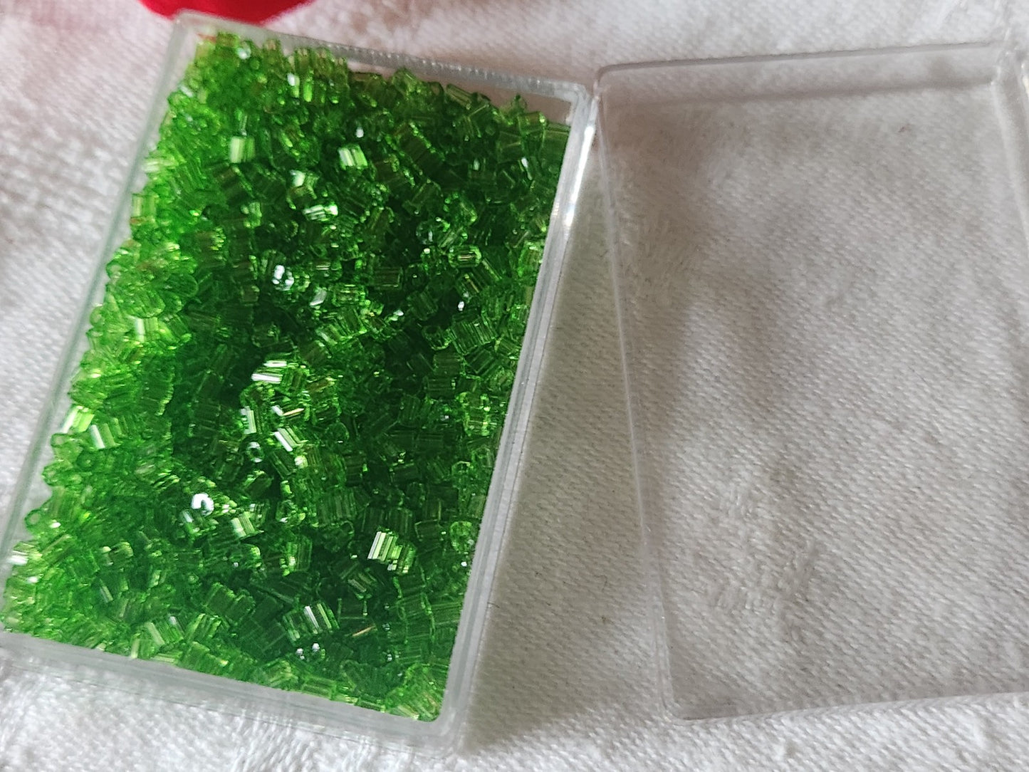 Lot environ 20 grammes de perles tube vert n°8