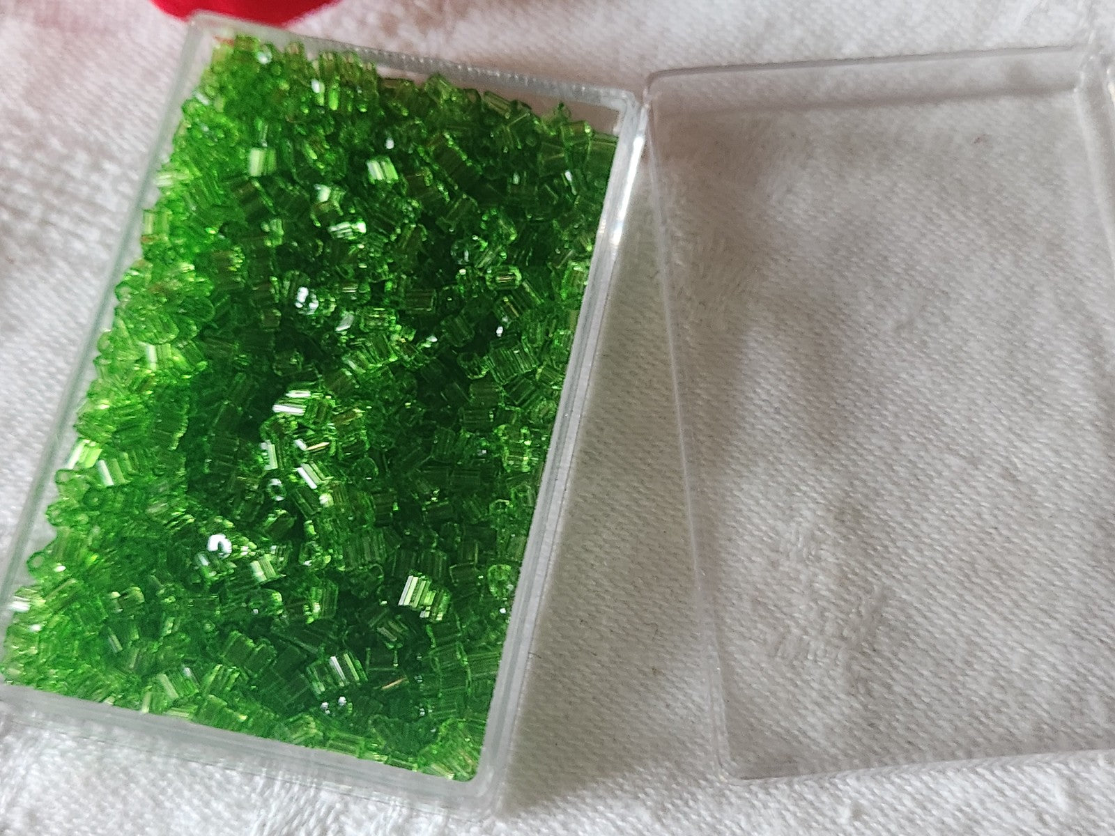Lot environ 20 grammes de perles tube vert n°8