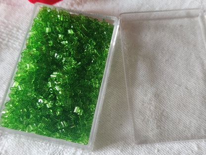 Lot environ 20 grammes de perles tube vert n°8