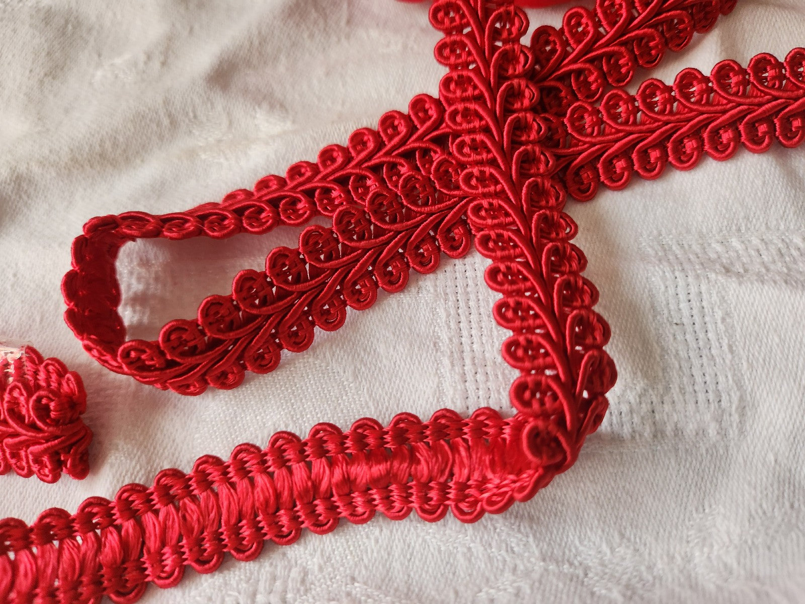 Galon vintage rouge satiné lumineux large 2 métres 30 sur 1,8 cm A2