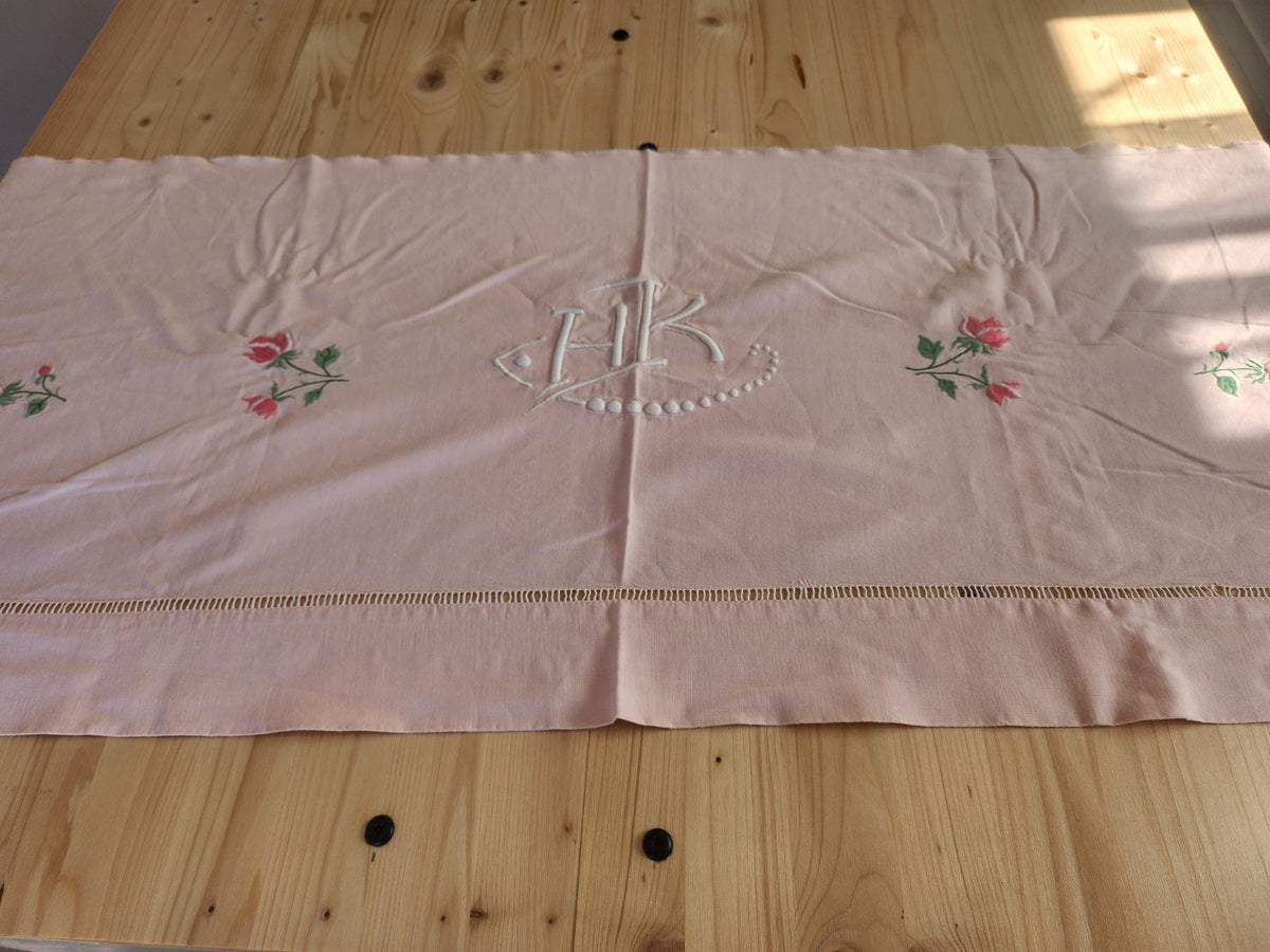 Monogramme ancien HK retour de drap rose brodée jour B7