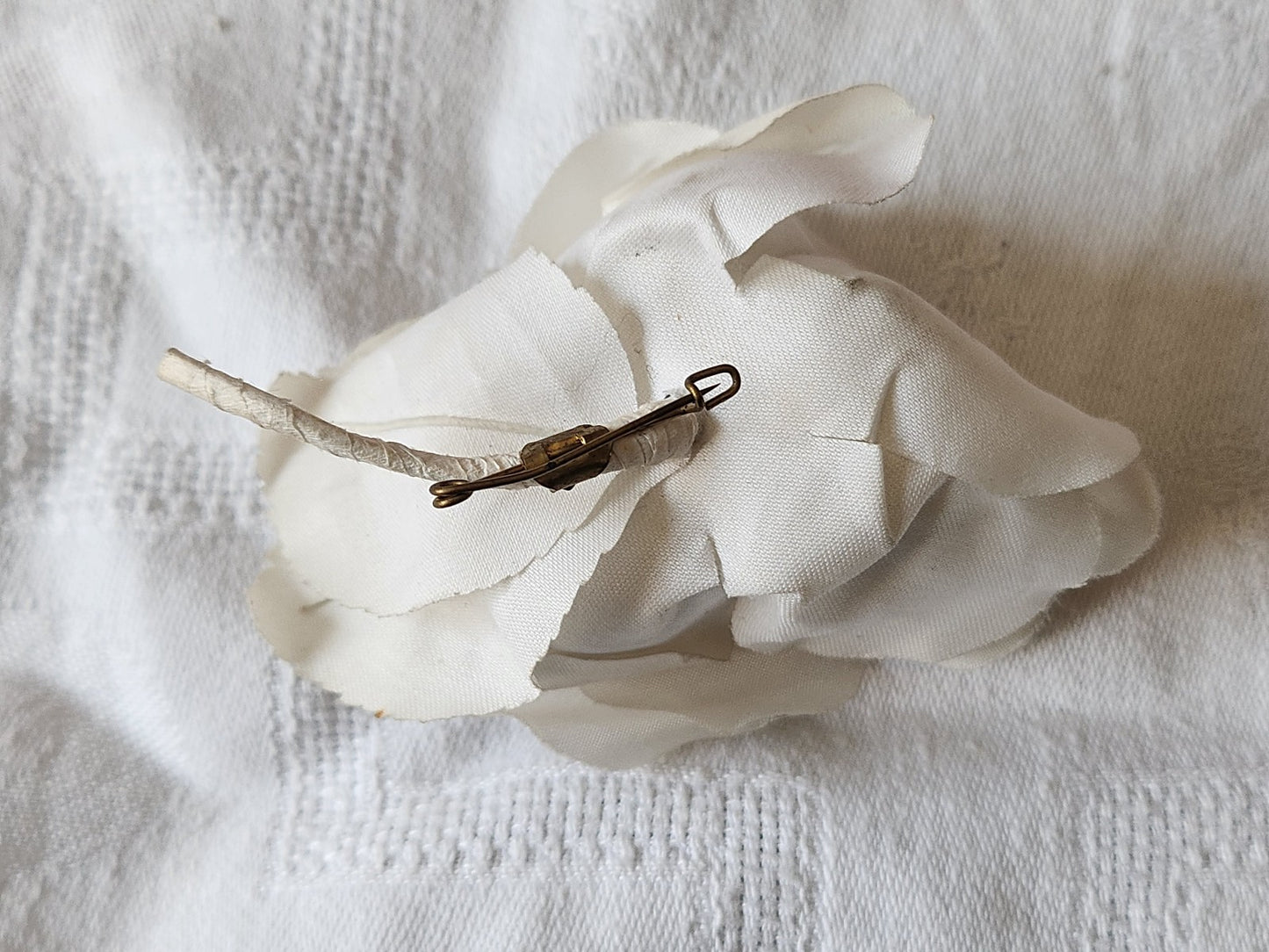 Fleur ancienne  sur broche blanche modiste chapeau  8,5 cm T0-11