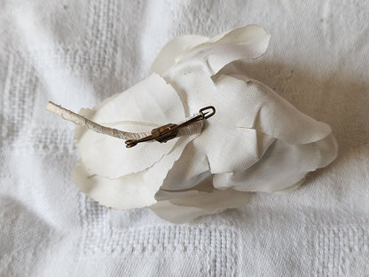Fleur ancienne  sur broche blanche modiste chapeau  8,5 cm T0-11