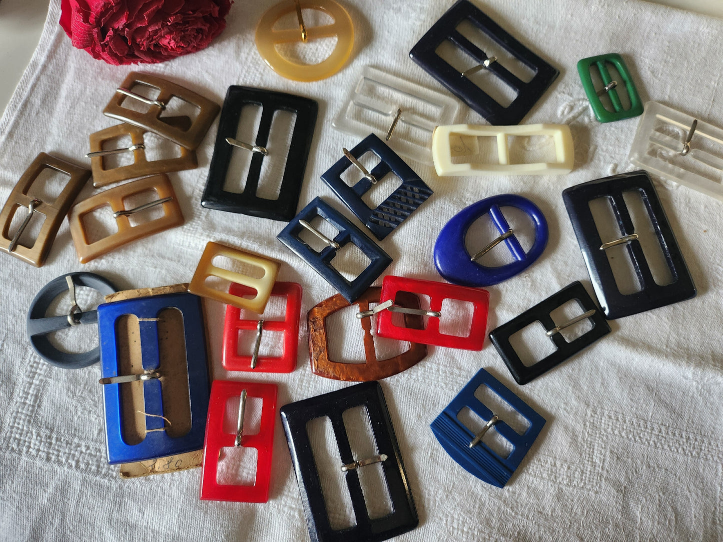 Lot de   85   boucles de ceinture anciennes vintage mode collection mercerie