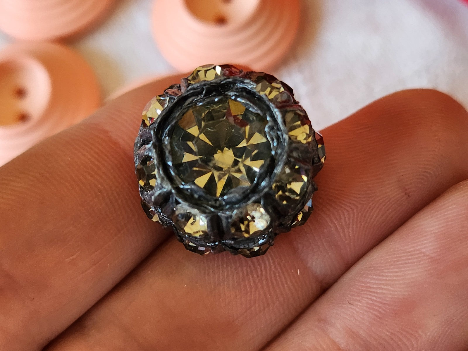 Bouton vintage en resine boule de strass volume 2 cm D19M