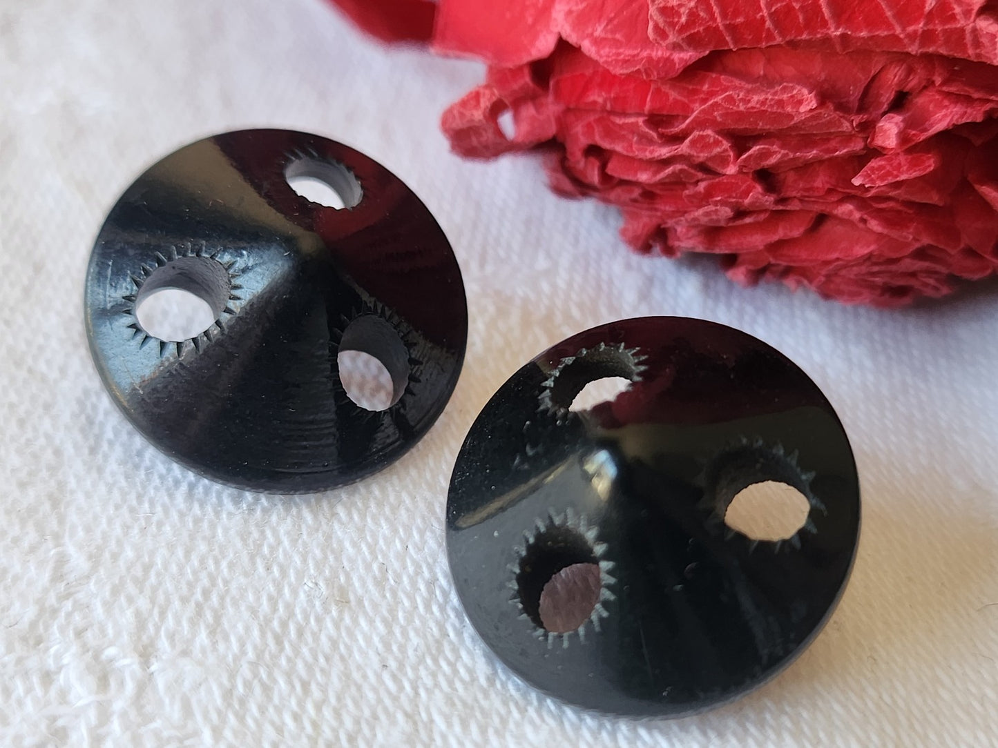 Duo boutons anciens un noir un bleu foncé  ajouré pied laiton dome 1,8 cm G15T