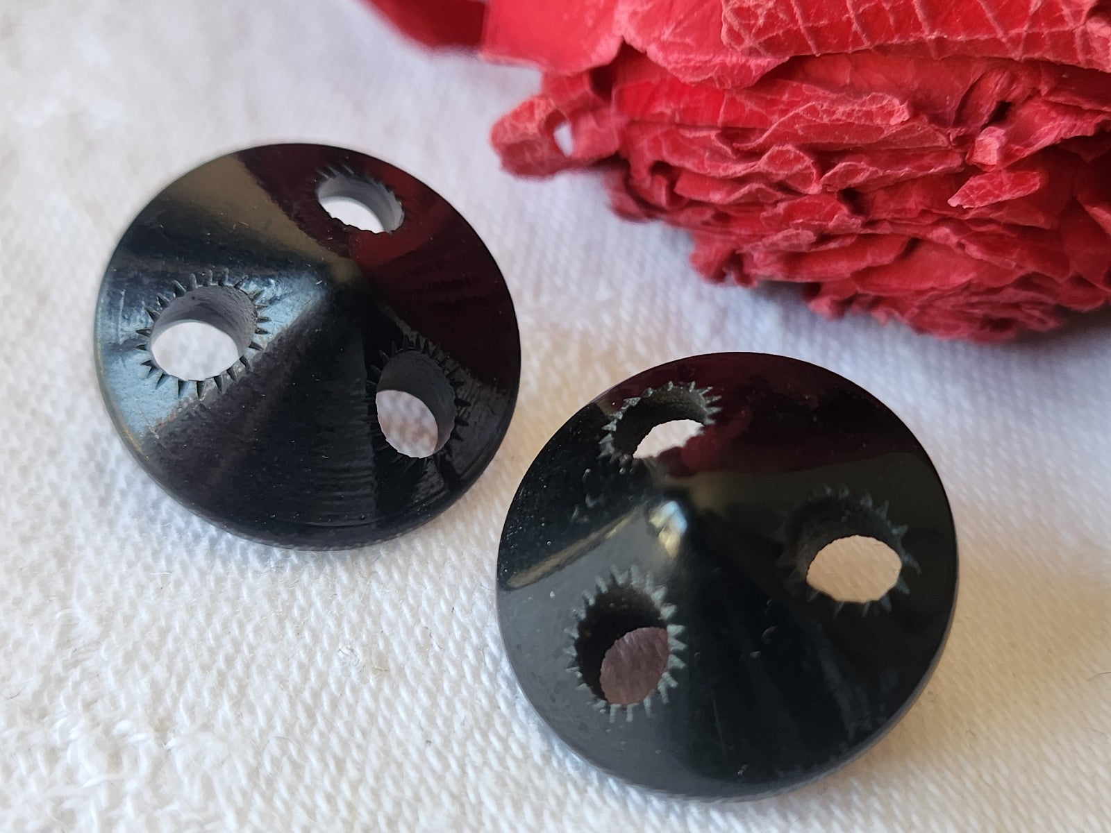 Duo boutons anciens un noir un bleu foncé  ajouré pied laiton dome 1,8 cm G15T