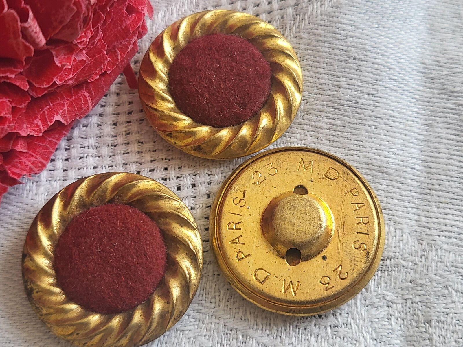 Duo boutons anciens en métal et tissu rouge Paris pied 2,2 cm D11E