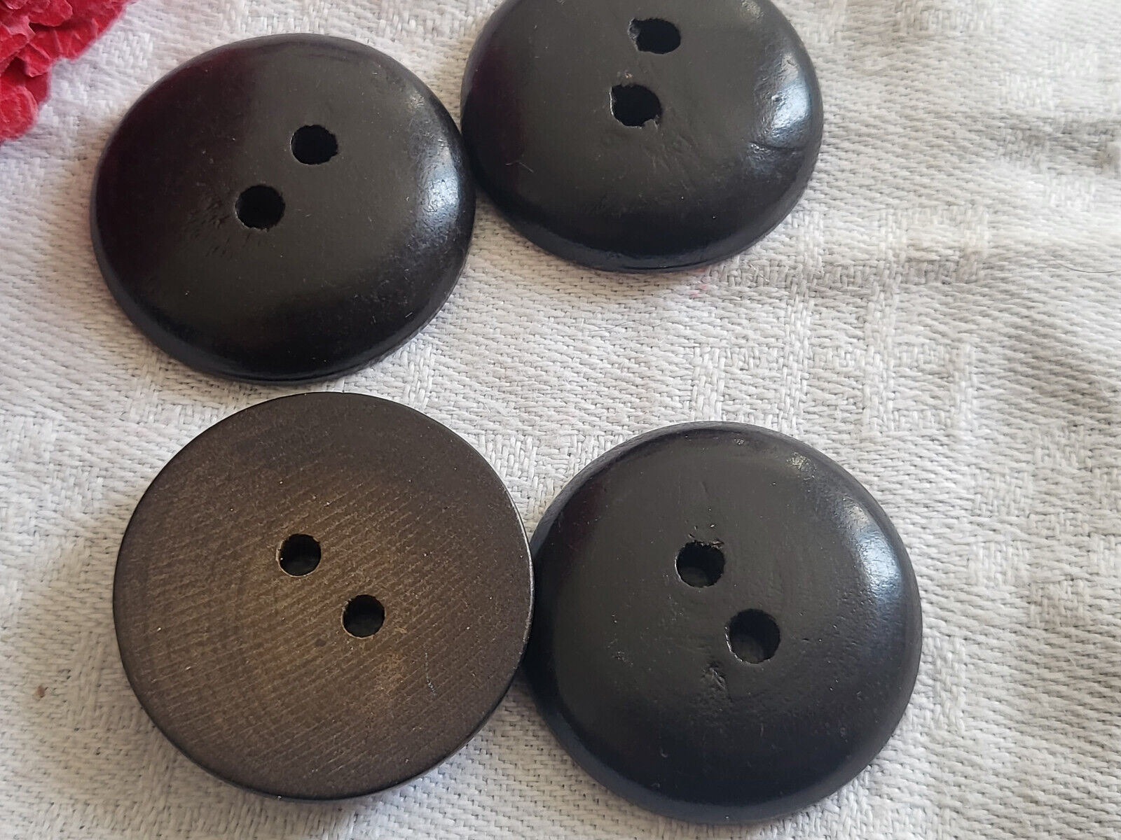 Lot 4 anciens boutons en bois marron bombé comme neuf 2,7 cm ref 1689