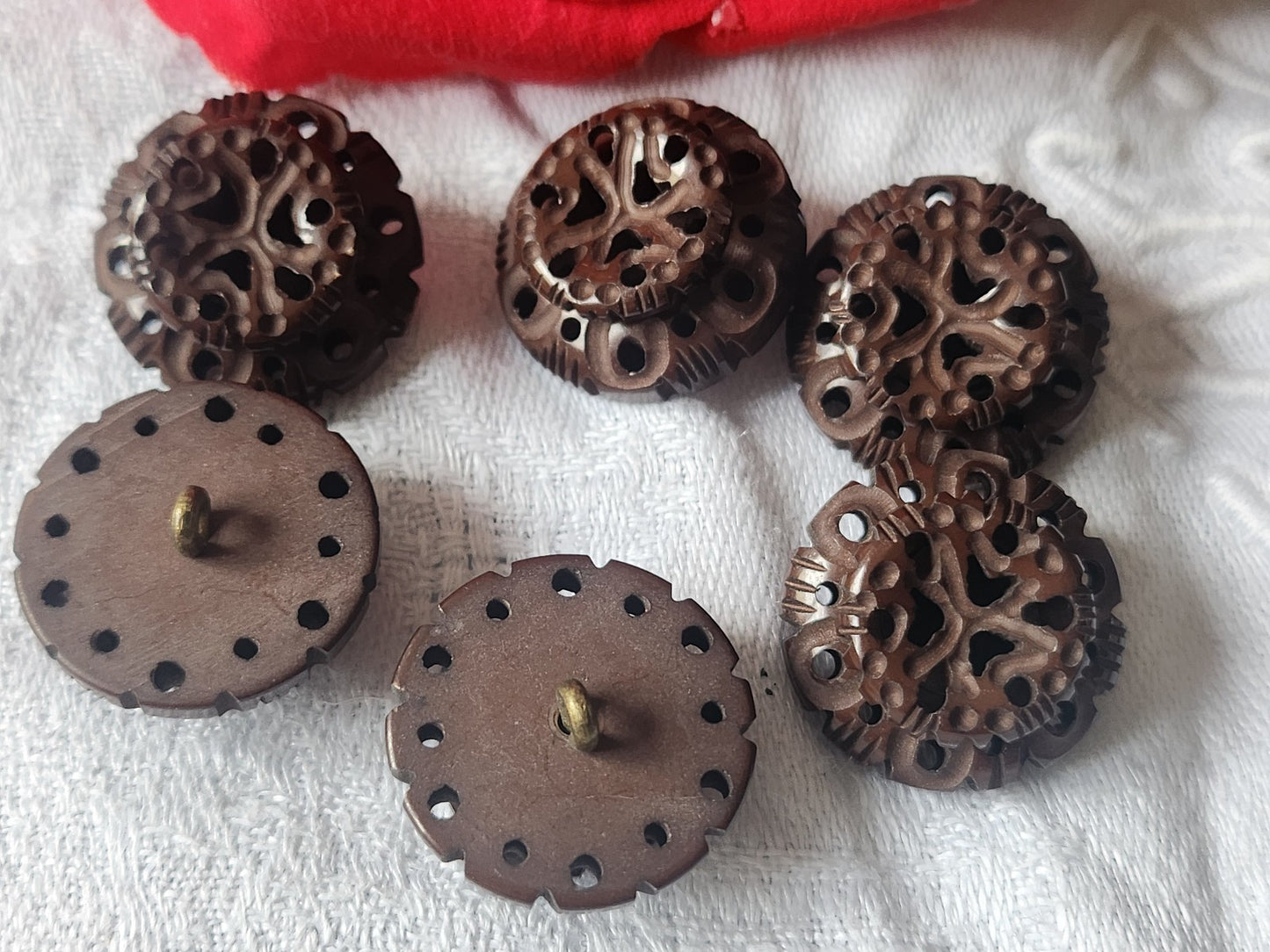 Lot 6 boutons anciens marron sculpté ajouré pied métal 2,2 cm ref 5463
