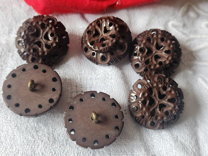 Lot 6 boutons anciens marron sculpté ajouré pied métal 2,2 cm ref 5463