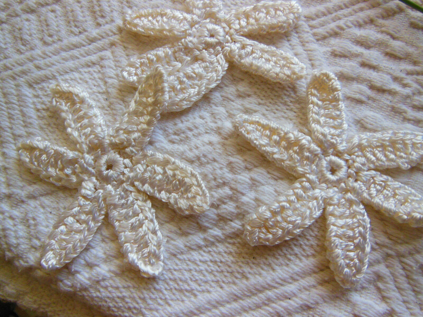 Lot 3 fleurs vintage au crochet blanc brillant dentelle incrustation  T14-68