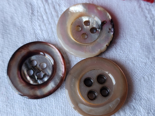 Trio gros boutons anciens en nacre 2,5 cm trous D17B