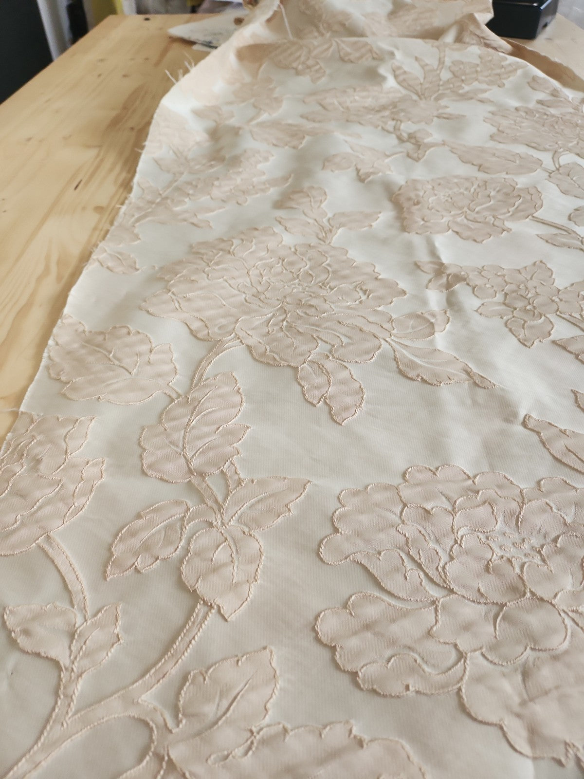 Ancien coupon de tissu damassé beige écru relief 205 cm sur 61 cm B5