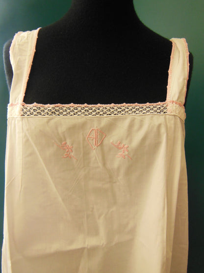 Chemise de nuit ancienne broderie rose monogramme AD  B1