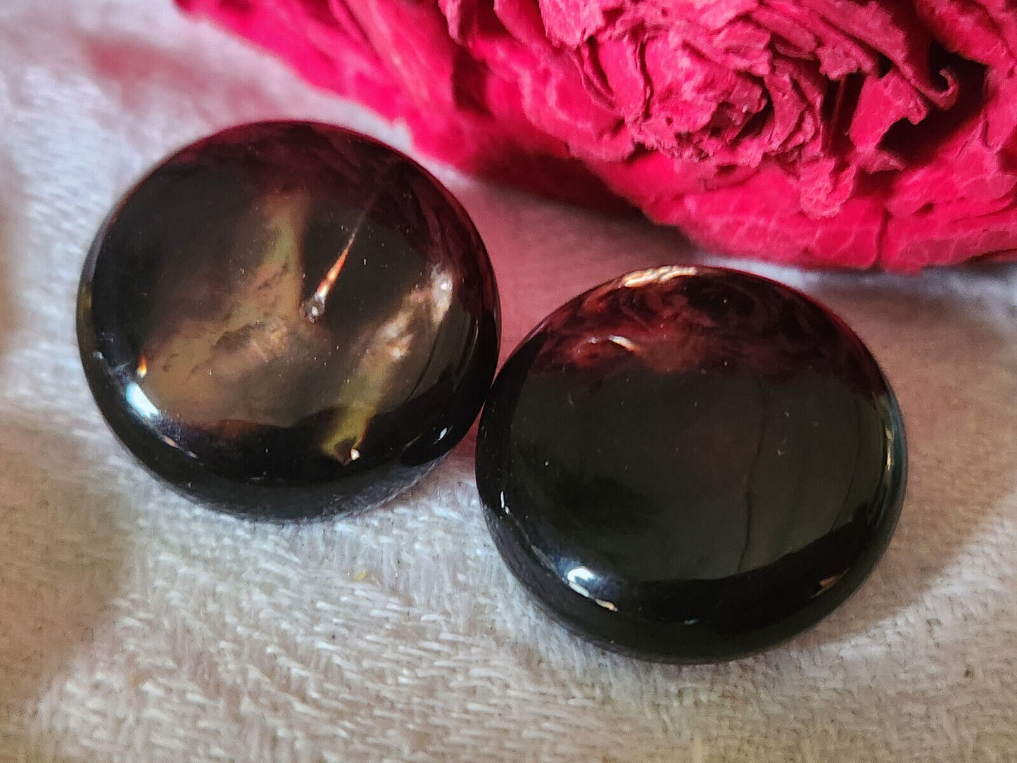 Duo boutons anciens en nacre  marron bombé  à pied  2 cm D19C