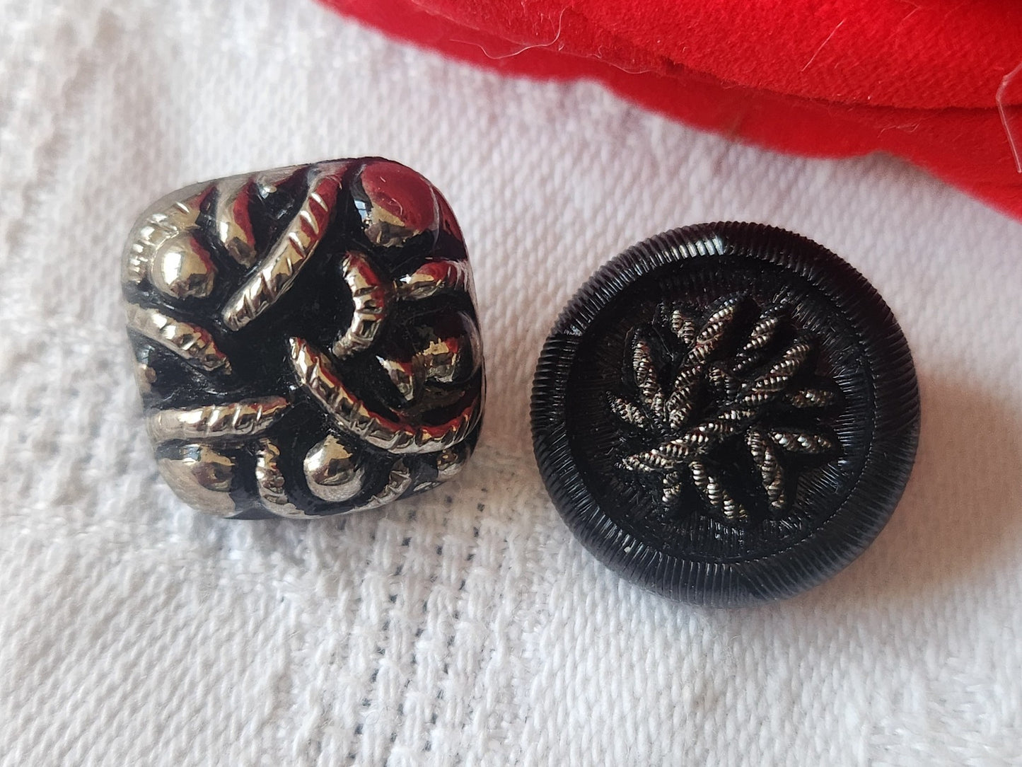 Duo boutons anciens en verre noir argenté à pied 1,6 et  1,7 cm D13E