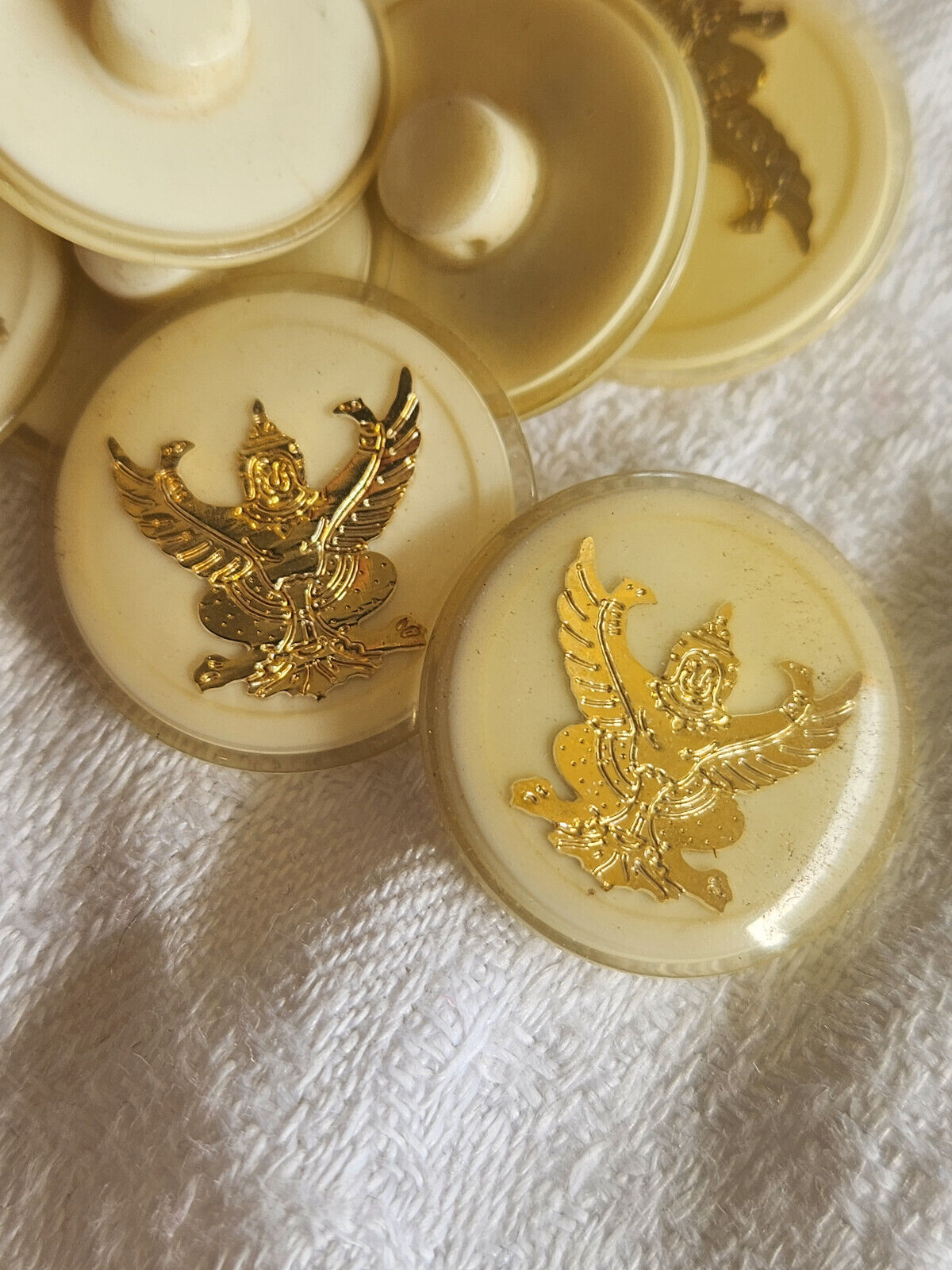 Lot 6 boutons vintage creme à pied inclusion doré bouddha pied  2,2 cm ref 802
